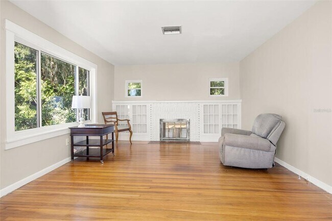 Building Photo - 2119 E Crooked Lake Dr