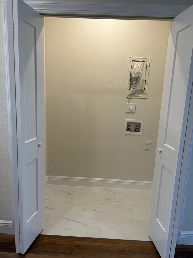 Building Photo - 206 W Fox St