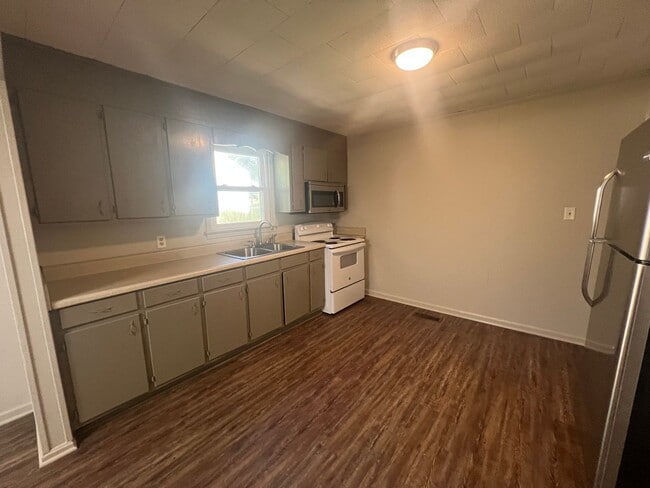 Building Photo - 3 bedroom 2 bathroom home