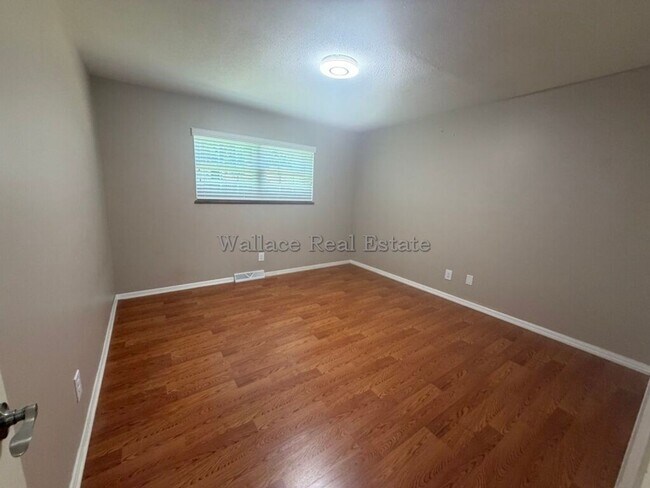 Building Photo - ALL ONE LEVEL IN WEST KNOXVILLE!  OVER 2,400 SQUARE FEET!!!
