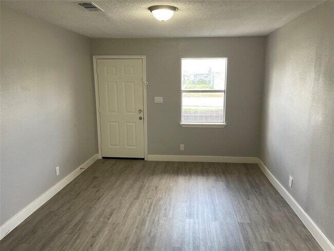 Building Photo - 7823 Glass St