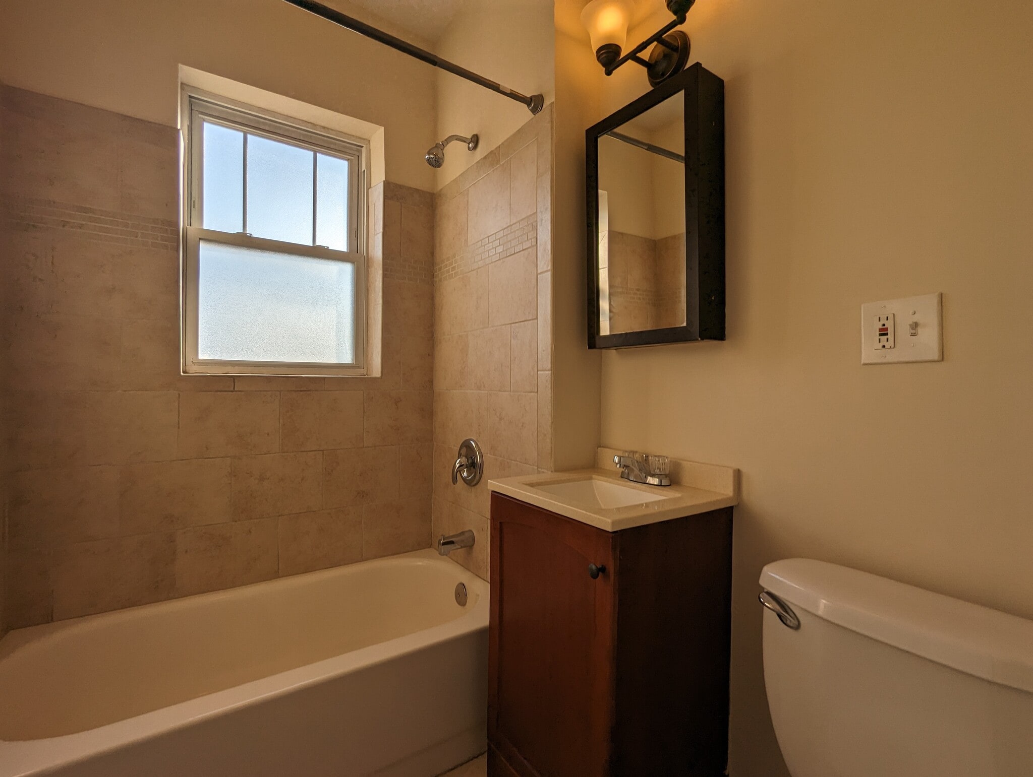 Building Photo - 953 W Cornelia Ave