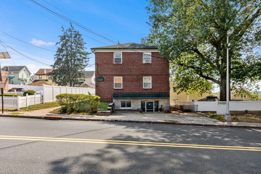 Building Photo - 48 E Main St