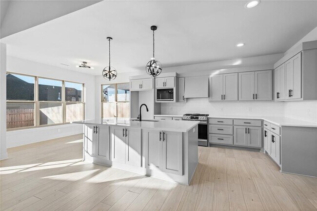 Building Photo - 585 S Rainbow Rd