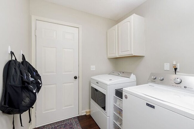 Building Photo - Beautiful updated home in West Carmel!