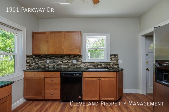 Building Photo - Updated Cleveland Hts. Colonial