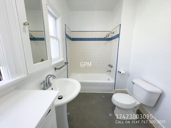 Building Photo - 5353 1/2 La Cresta Ct-