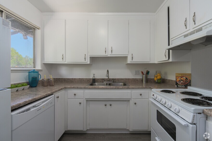 2BR, 1BA - 950SF - Kitchen - Sandpiper Cove