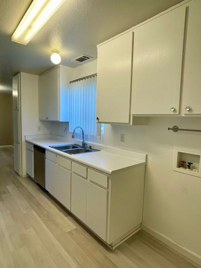 Building Photo - $300 OFF FIRST MONTH RENT!! 4 BED HOUSE LO...