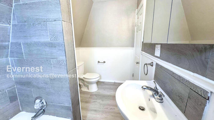 Building Photo - 714 Hampton Ave