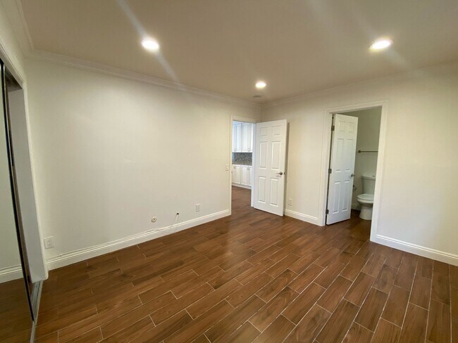 Building Photo - Luxury One Bedroom Apartment in La Jolla Village! Shared Garage Parking! AC! Washer & Dryer!