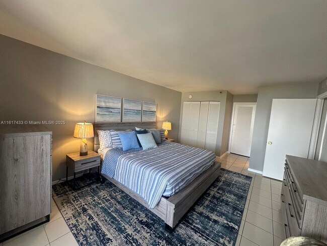 Building Photo - 2555 Collins Ave