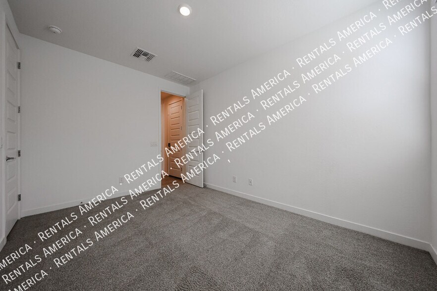 Building Photo - 2256 E Ridgewood Ln