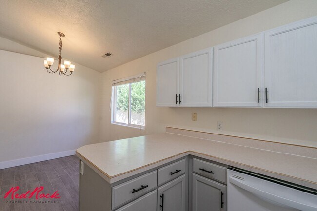 Building Photo - Small Dog Friendly! 3 Bedroom Single-Level...