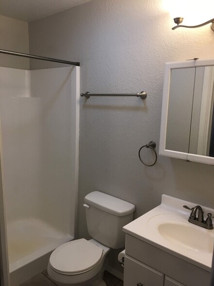 master bathroom - 1622 S Whittle Ave