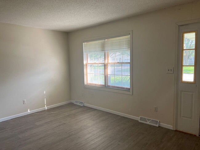 Building Photo - Available Now! 3 BEDROOM 2 BATH IN WESTCHE...