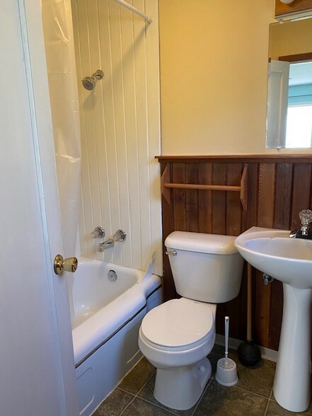 Building Photo - 1727 NE 17th St