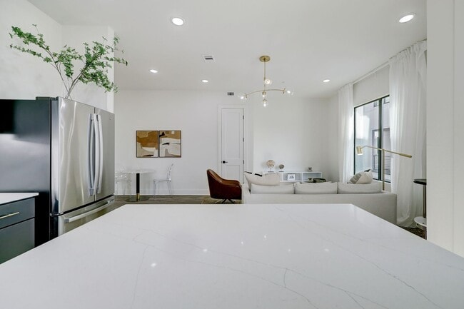 Building Photo - University Oaks – Modern Luxury Living in the Heart of Houston