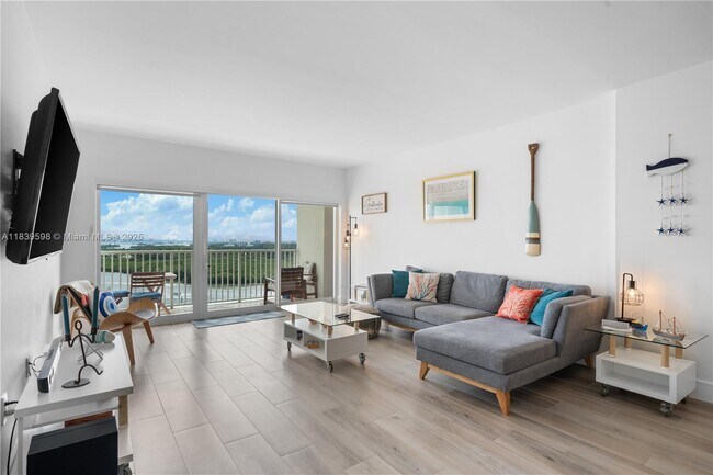 Building Photo - 300 Bayview Dr