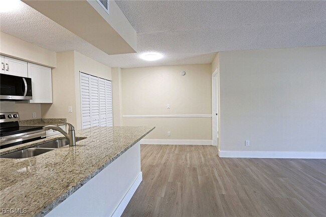 Building Photo - 5331 Summerlin Rd