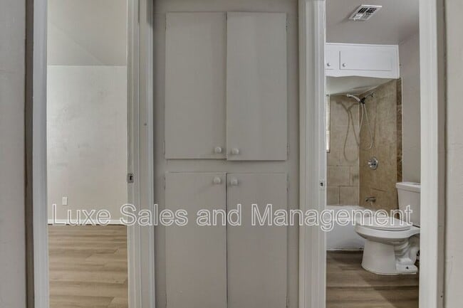 Building Photo - 1005 SW 63rd St