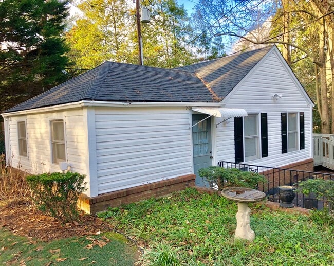 Building Photo - Renovated 1 Bd/ 1 Ba Cottage w/ Loft Walki...