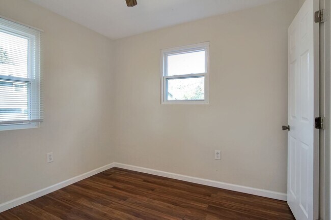 Building Photo - 3 bedroom 1 bath house in Midtown availabl...