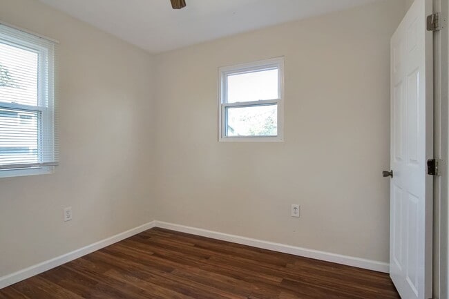 Building Photo - 3 bedroom 1 bath house in Midtown available Mid- August