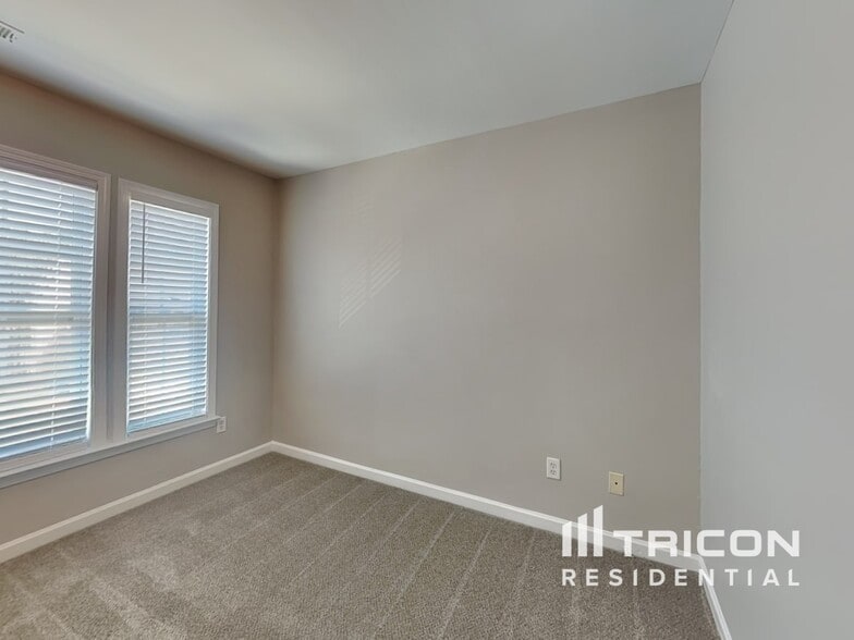 Building Photo - 8953 Crestview Cir
