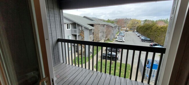 Building Photo - 523 Meadowview Dr
