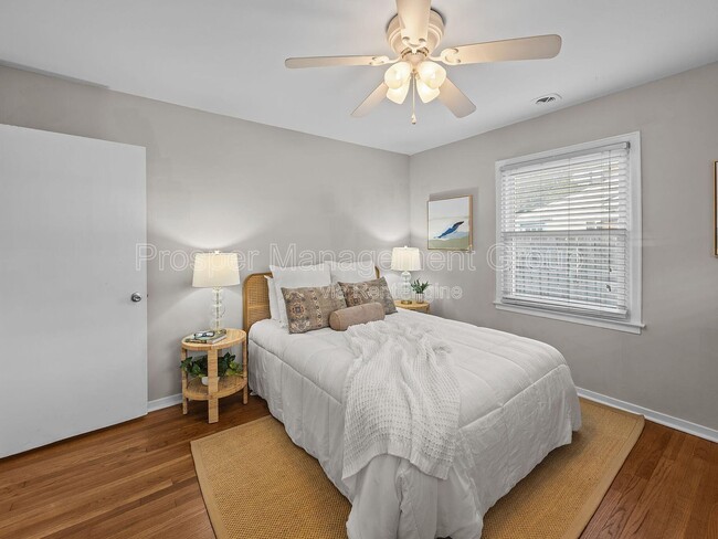 Building Photo - 1214 Hawthorne Cir