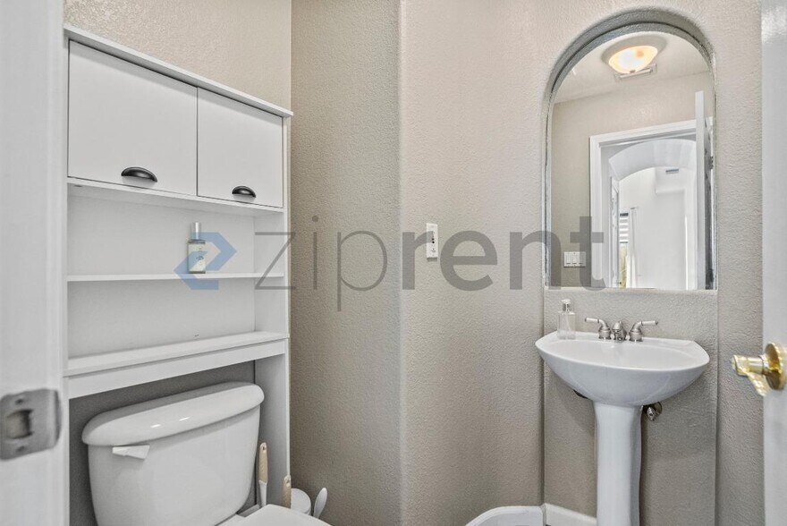 Building Photo - 2433 Pearlite Way