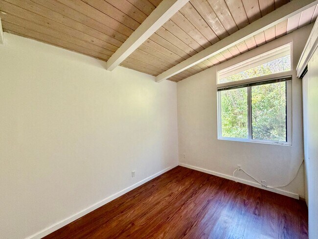 Building Photo - Mid Century Modern 2 bdrm 1 bath