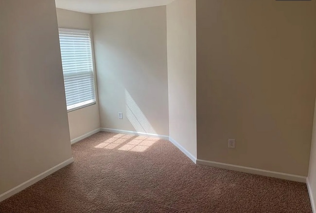 Building Photo - Spacious 5 Bedroom, 3 bath home in Greensb...