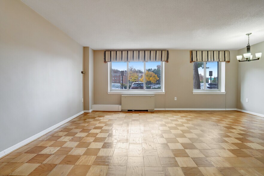 Open floor layout for common area - 3000 Spout Run Pky