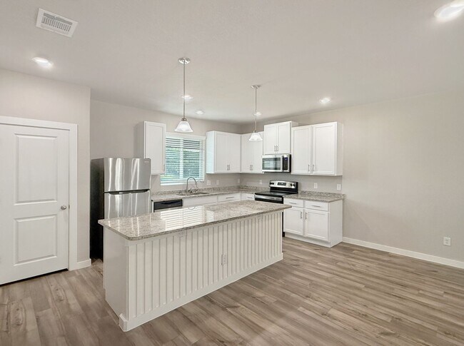 Building Photo - Modern 3-Story Townhome Near The Rim & La ...