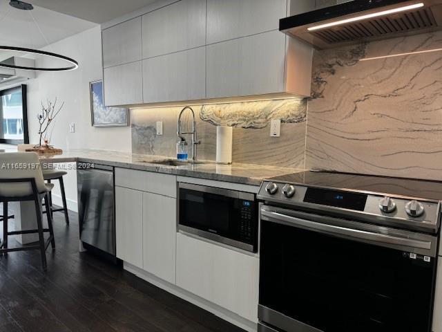 Building Photo - 5401 Collins Ave