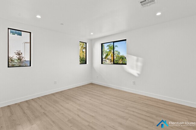 Building Photo - 2821-2822 Avenel St