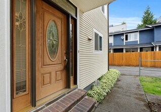 Building Photo - Beautiful Leschi Townhome with Fenced Yard