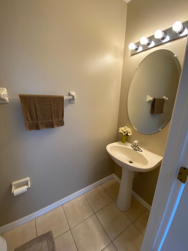 Building Photo - 3/2.5  Davenport Townhouse