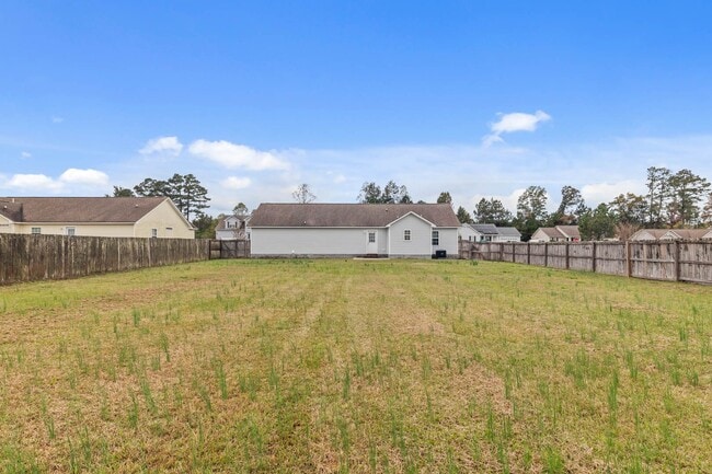 Building Photo - 3 Bedroom 2 Bathroom Home