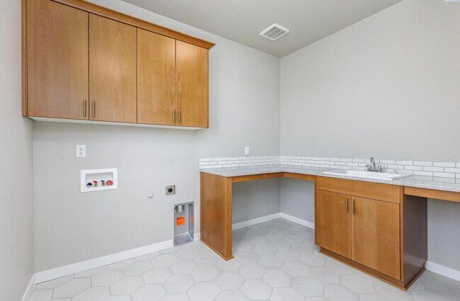 Building Photo - Luxury 4 Bedroom Home in Southridge w/4 ca...