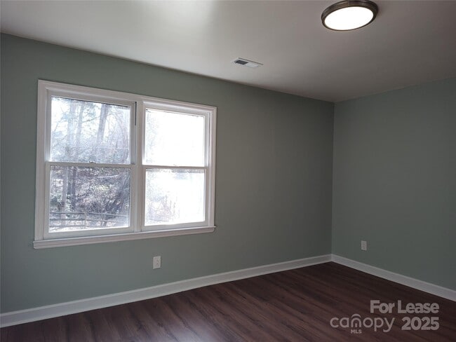 Building Photo - 5206 Dunrobin Ln