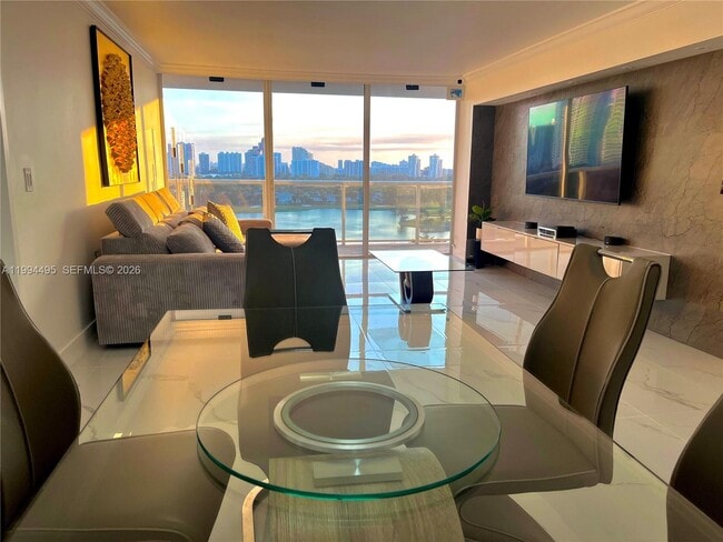 Building Photo - 3701 N Country Club Dr