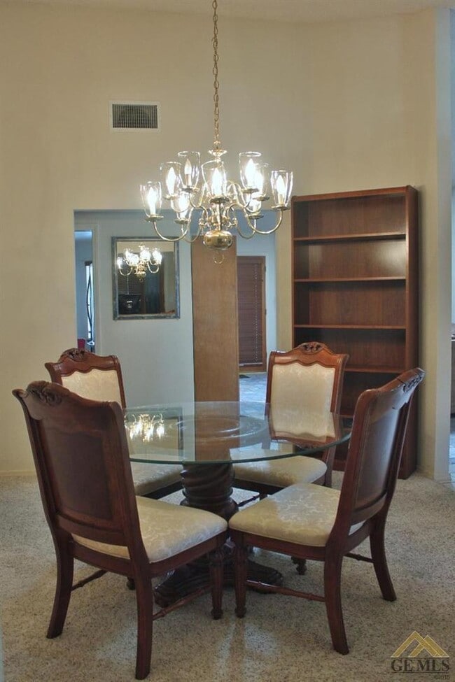 Building Photo - Spacious 4 Bed | 2 Bath in The Oaks Commun...