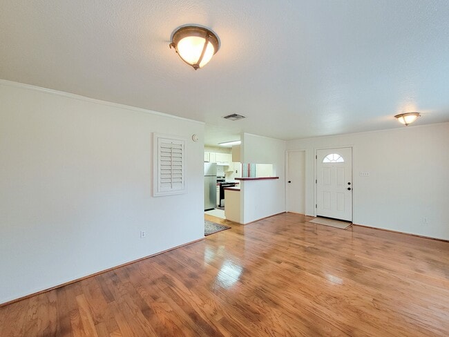 Building Photo - 418 Garland Dr