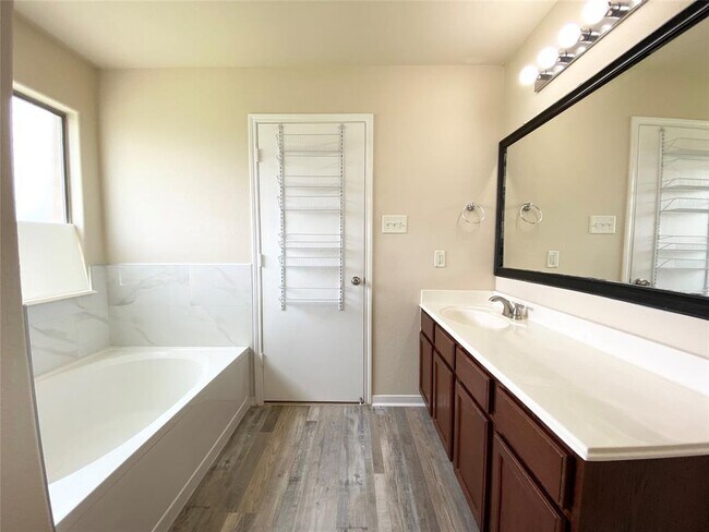 Building Photo - 8119 Yaupon View Dr