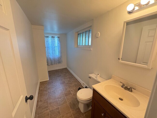 Building Photo - Large 4 Bedroom home!