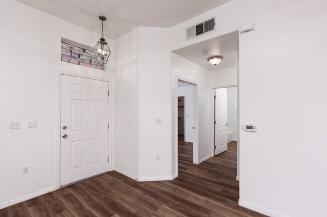 Building Photo - 1st floor two bedroom in upscale NW commun...