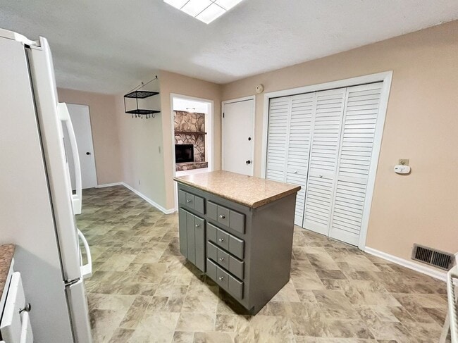Building Photo - 2491 Annandale Dr